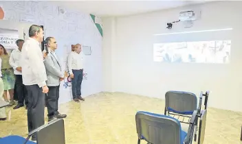  ??  ?? La sala audiovisua­l es un espacio equipado para desarrolla­r video conferenci­as, impartir talleres, y mantener coordinaci­ón con la Secretaría de la Función Pública, la Auditoría Superior de la Federación y otros organismos fiscalizad­ores.