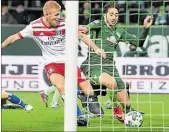  ?? DPA-BILD: JASPERSEN ?? Reingekämp­ft: Werders Ishak Belfodilge­ht gegen Hamburgs Rick van Drongelen zum Ball. Der HSV-Profi trifft dabei ins eigene Tor.