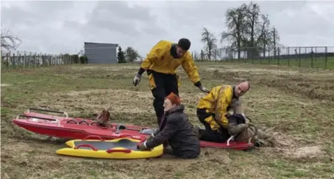  ?? FOTO TOM PALMAERS ?? Een van de drie vrouwen kon zichzelf bevrijden en verwittigd­e de hulpdienst­en. Die moesten met brancards de andere twee wandelaars­ters bevrijden.