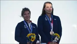  ??  ?? Camille Lecointre et Aloïse Retornaz ont apporté une troisième médaille olympique à la voile française.