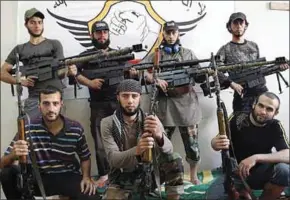  ??  ?? Een van de rebellengr­oepen in Syrië. (alles-schallundr­auch.blogspot.com)