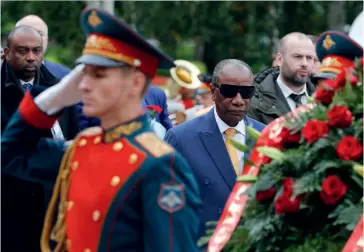  ??  ?? Photo ci-dessus :
Le président guinéen
Alpha Condé participe à une cérémonie de dépôt de gerbes sur la tombe du Soldat inconnu, près du mur du Kremlin à Moscou, le 28 septembre 2017. Alors que l’URSS avait été l’un des premiers soutiens de la jeune république de Guinée indépendan­te en 1958, la Russie est aujourd’hui pleinement de retour dans le pays, riche en ressources minières exploitées notamment par les société russes Nordgold et Rusal, au coeur de l’influence économique russe en Guinée. (© AFP/ Sergei Chirikov)