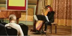  ?? Foto: Rebekka Jakob ?? Susanne Weinhöppel gestaltete das Konzert zum Auftakt der Woche der Brüderlich­keit in der Synagoge Ichenhause­n.