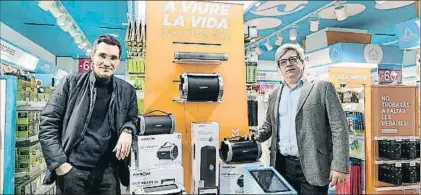  ?? CÉSAR RANGEL ?? Xavier Artigas y Xim Raurich, en la renovada tienda de Via Augusta de Barcelona