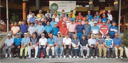  ??  ?? MOKHTAR (duduk, tengah) bergambar bersama peserta pada majlis Golf Amal Anjuran PERKIM di Saujana Golf Club, semalam.