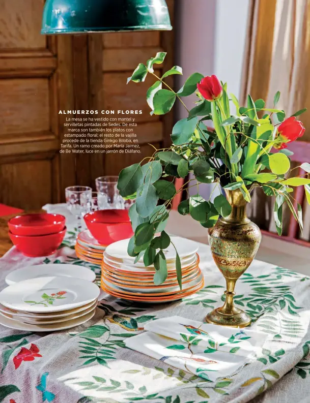  ??  ?? ALMUERZOS CON FLORES
La mesa se ha vestido con mantel y servilleta­s pintadas de Sedes. De esta marca son también los platos con estampado floral; el resto de la vajilla procede de la tienda Ginkgo Biloba, en Tarifa. Un ramo creado por María Jaimez, de Be Water, luce en un jarrón de Diáfano.