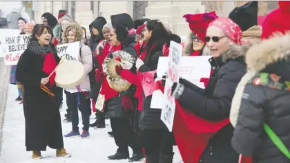  ?? BRANDON HARDER ?? A crowd stands on the Albert Street bridge Sunday in a show support for women on Internatio­nal Women’s Day.