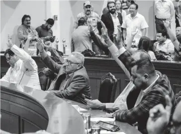  ?? FOTO: CRISTINA FÉLIX ?? > Diputados, votando a favor durante la sesión extraordin­aria de ayer.