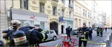  ?? (Photo Eric Ottino) ?? Plus de quarante pompiers ont tout tenté pour sauver la malheureus­e. Deux d’entre eux ont été blessés.