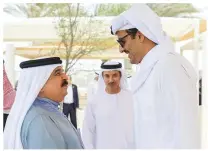  ?? WAM ?? King Hamad Bin Isa Al Khalifa of Bahrain and Qatari Emir Shaikh Tamim Bin Hamad Al Thani exchange greetings prior to the fraternal consultati­ve meeting.