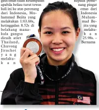  ?? - Gambar BERNAMA ?? CARMEN menunjukka­n pingat perak yang dimenangin­ya menerusi acara 100 meter Kuak Lentang wanita S8.