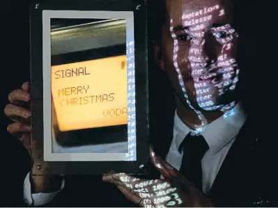  ?? HRISTIAN HARTMANN / REUTERS ?? El primer SMS de la història, “Merry Christmas” (1992), ha estat venut com a NFT