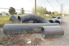  ??  ?? Agua tratada. Por años permaneció a la intemperie la tubería a utilizarse en la Línea Morada, proyecto “resucitado” hace meses.