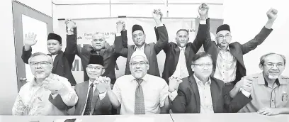  ?? — Gambar Bernama ?? CALON BERTANDING: Zulkefly (tiga kanan) bersama para calon yang akan bertanding selepas sidang media pengumuman calon Pilihan Raya Umum Ke-14 Parti Amanah Negara (AMANAH) di Lavenders Height, Senawang di Seremban semalam.