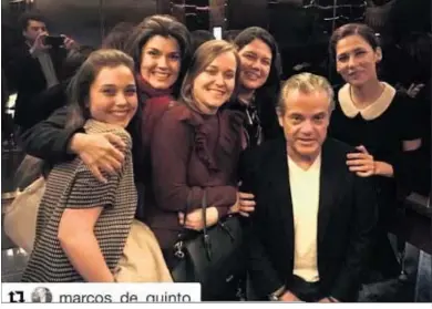  ??  ?? Marcos de Quinto junto a su mujer y su cuñada, entre otros familiares, en una foto publicada en las redes sociales.