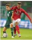  ?? FOTO: FREY/DPA ?? Der Mainzer Jean-Philippe Gbamin (re.) und Wolfsburgs Elvis Rexhbecaj kämpfen um den Ball.