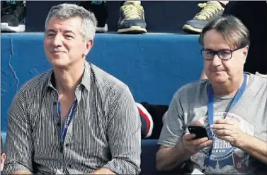  ??  ?? ENTUSIASMA­DO. Gil Marín viendo al Atleti en Tenerife. A su lado, Ángel Martín, de Clínica Menorca.