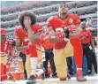  ?? FOTO: DPA ?? Colin Kaepernick (li.) und Eric Reid knien während der Hymne.