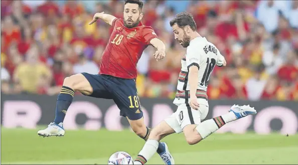  ?? Foto: ap ?? Jordi Alba (33 años), ante Bernardo Silva en el España-portugal del 2 de junio de la UEFA Nations League El mercado dirá si acaban siendo compañeros en el Camp Nou
