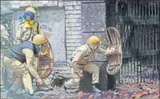  ?? WASEEM ANDRABI / HT ?? Police personnel take cover near a college in Lal Chowk as students hurl stones at them in Srinagar on Monday.