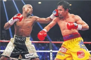  ??  ?? Floyd Mayweather golpea a Manny Pacquiao durante su combate del 2 de mayo de 2015.