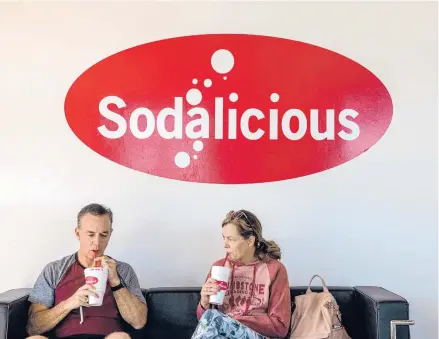  ?? ASH PONDERS/THE NEW YORK TIMES ?? Gil and Avis Davies sip drinks at a Sodaliciou­s shop Nov. 20 in Queen Creek, Arizona, one of five now in the state. Regional soda-shop chains are spreading far beyond Utah, where they first found popularity.