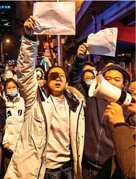  ?? ?? Protestas en China por la restrictiv­a política de confinamie­ntos por Covid.