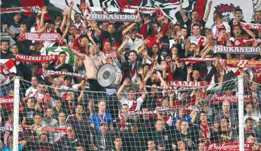  ?? / AP ?? Los bukaneros es la hinchada que acompaña fielmente al Rayo Vallecano en el estadio Campo de Fútbol de Vallecas.