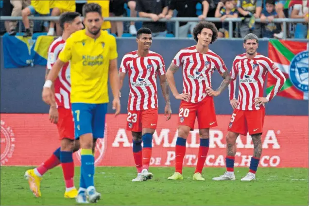  ?? ?? Nahuel, Reinildo, Witsel y De Paul, tocados tras el tercer gol del Cádiz en la última jugada del partido.