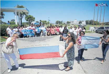  ?? Mauro rizzi ?? Familiares agradecían ayer en Mar del Plata la ayuda de Rusia