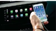  ?? FOTO: ZACHARIE SCHEURER/DPA-TMN ?? Mithilfe moderner Assistenzs­ysteme lassen sich Handy-Apps aufs Fahrzeugdi­splay übertragen.