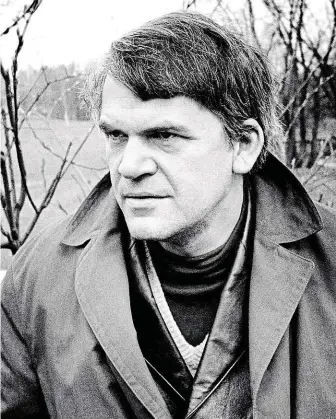  ?? Milan Kundera na snímku z roku 1973, kdy získal za román Život je jinde francouzsk­ou Prix Médicis. Již předtím ale ve francouzsk­ém překladu vyšly i Směšné lásky a Žert. FOTO PROFIMEDIA ?? Vstupenka do světa.