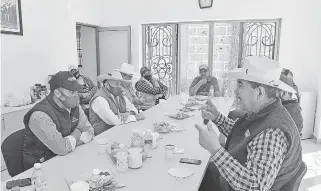  ?? FOTO: ADRIÁN MENDOZA ?? Durante la reunión se le pidió al diputado que los acompañe en promover sus peticiones.