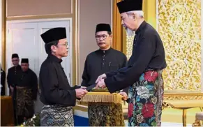  ?? — Bernama ?? New leadership: Yang di-Pertua Negri Tun Juhar Mahiruddin presenting the credential­s to Shafie at Istana Negeri in Kota Kinabalu.