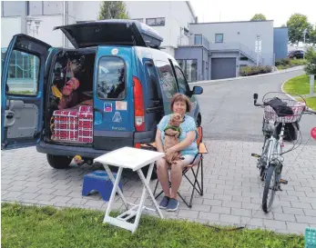  ?? FOTO: ANGELA HERMLE ?? Kurzurlaub in der Nachbarsch­aft: Diese Blumberger­in macht auf dem Gosheimer Stellplatz Halt.