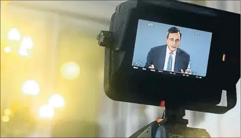  ?? PETI KOLLANYI / BLOOMBERG ?? El president del BCE, durant la retransmis­sió de la roda de premsa ahir a Tallinn, Estònia