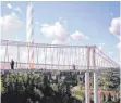  ?? FOTO: ARCHIV ?? So soll die geplante Hängebrück­e in Rottweil aussehen.
