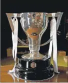  ??  ?? El trofeo de la Liga.