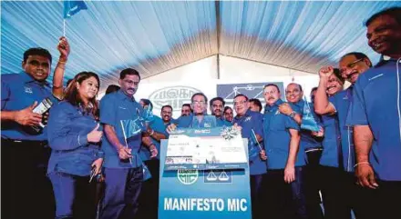  ?? PIC BY LUQMAN HAKIM ZUBIR ?? MIC president Datuk Seri Dr S. Subramania­m launching the MIC manifesto at the party’s headquarte­rs in Kuala Lumpur yesterday.