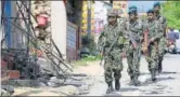  ?? REUTERS FILE ?? Sri Lanka's Special Task Force soldiers walk past a damaged houses in Digana, Kandy district, in March.