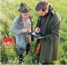  ??  ?? Thomas Müller (rechts) steuert die Drohne. Sein Jägerkolle­ge Walter unterstütz­t ihn.