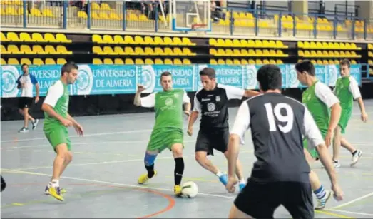  ??  ?? Partido de fútbol sala del Trofeo Rector, la competició­n interna por excelencia de la UAL.