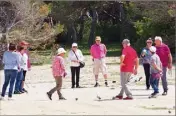  ??  ?? Certains préfèrent digérer en jouant aux boules dans ce bijou de verdure.