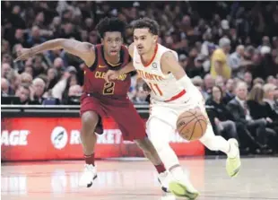  ?? AP ?? Trae Young, de los Hawks de Atlanta, maneja el balón ante la defensa de Collin Sexton, de los Cavaliers, en acción del partido de ayer en el baloncesto de la NBA.