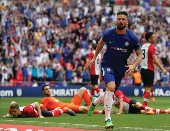  ?? FOTO: FRANK AUGSTEIN, AP/NTB REUTERS ?? Olivier Giroud lurte halve Southampto­n på baken før han sendte Chelsea i ledelsen.