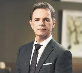  ??  ?? Bruce Greenwood encarna al deshonesto jefe de cirugía.