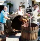  ?? Elie, Daniel et Bernard pressent les derniers raisins (Photo S. J.) ??