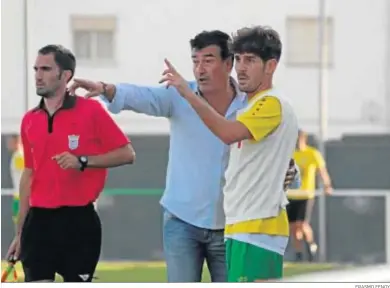  ?? ERASMO FENOY ?? Rafa Escobar da indicacion­es a Manzano en el partido ante el Xerez CD.