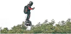  ?? FOTO: DPA ?? Franky Zapata landet mit seinem Flyboard am Strand von St. Margaret‘s, nachdem er den Ärmelkanal überquert hat.