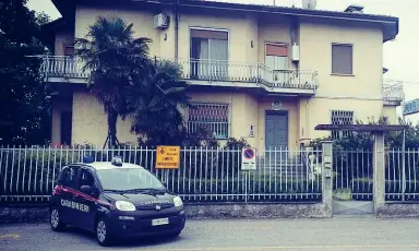  ??  ?? In manette La caserma dei carabinier­i di Gambara, intervenut­o a Gottolengo dove si è scatenata la rissa